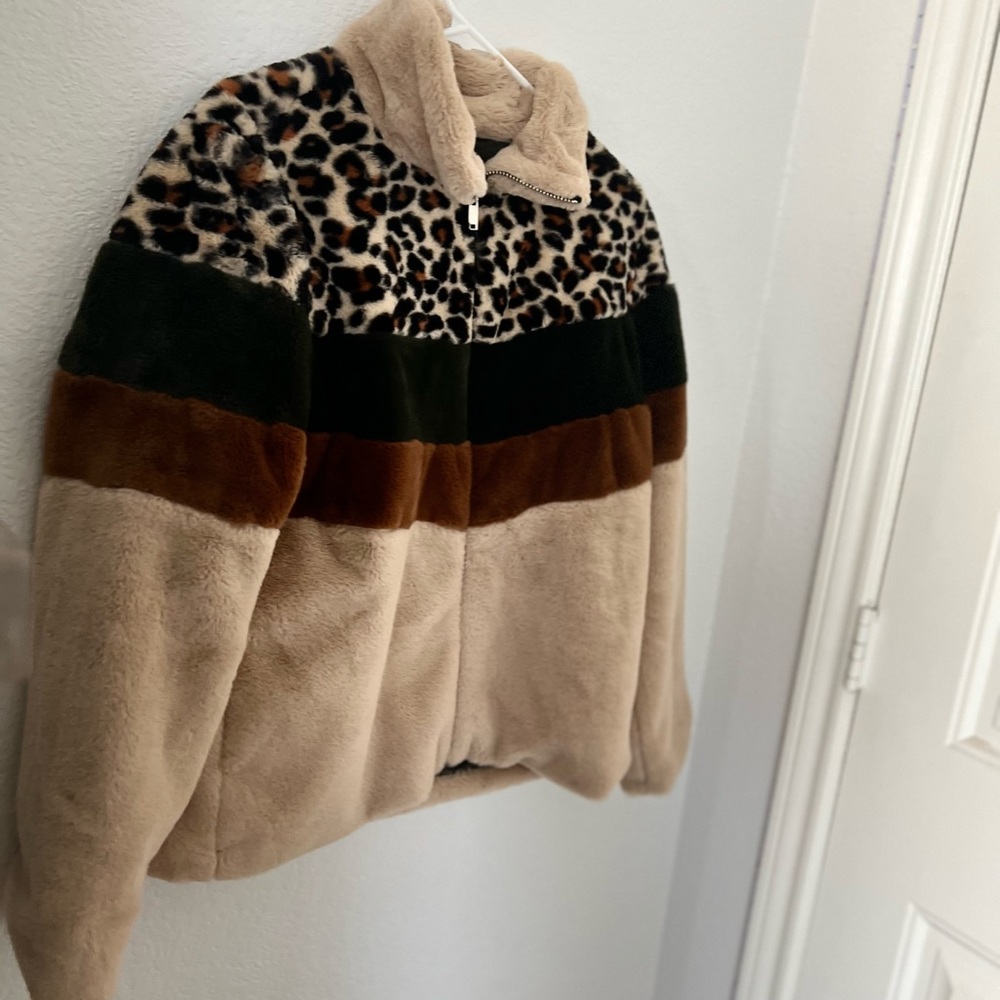 A new chic in style jacket, cheta print, neutral colors